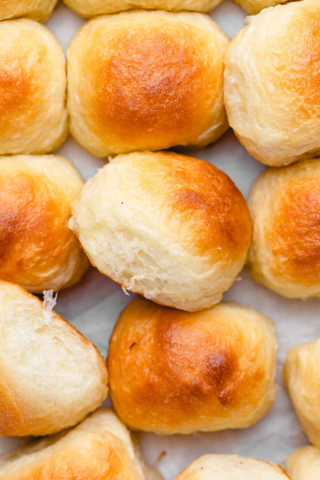 Vegan Dinner Rolls (Soft & Fluffy)