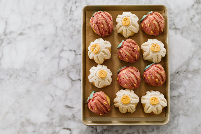 Strawberry And Vanilla Bean Daisy Conchas (Mexican Sweet Breads)