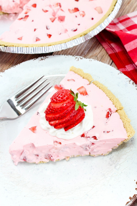 No-Bake Strawberry Jello Pie