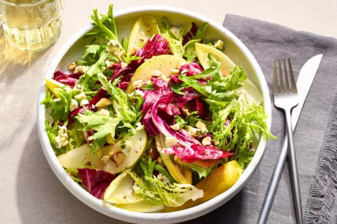 Fris&eacute;e Salad with Pears, Blue Cheese, and Hazelnuts