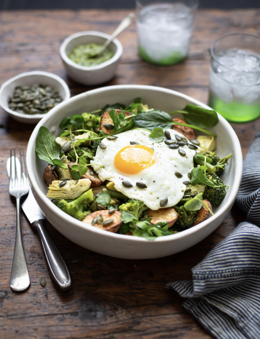Warm salad with broccoli, new potatoes & egg
