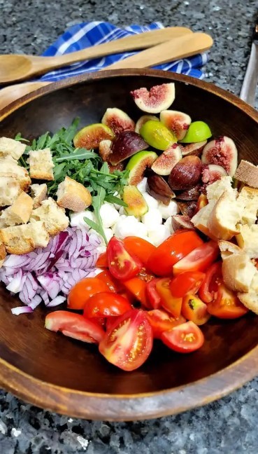 Vibrant Fig and Cocktail Tomato Salad with Crispy Ciabatta