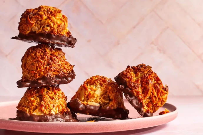 Cocadas - Coconut Macaroons With Dulce de Leche and Chocolate