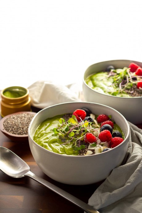 Keto Breakfast: Avocado Matcha Smoothie Bowl