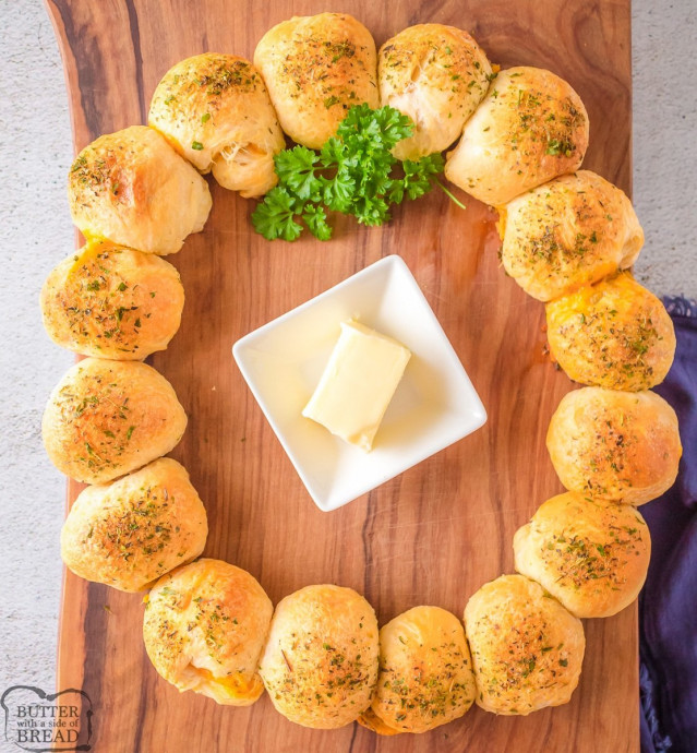 Cheesy Biscuit Wreath