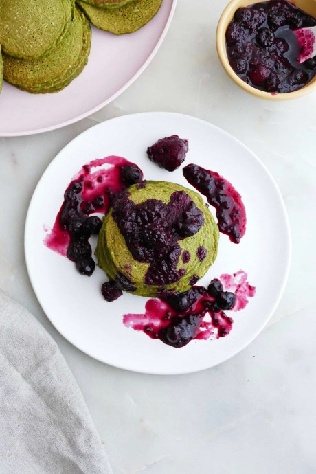 Spinach Pancakes Recipe with Berry Compote