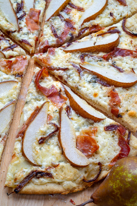 Pear Prosciutto and Blue Cheese Pizza