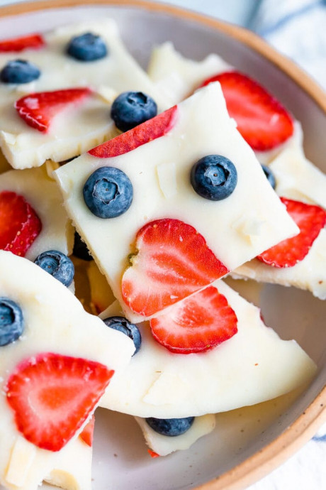 Frozen Yogurt Bark with Berries