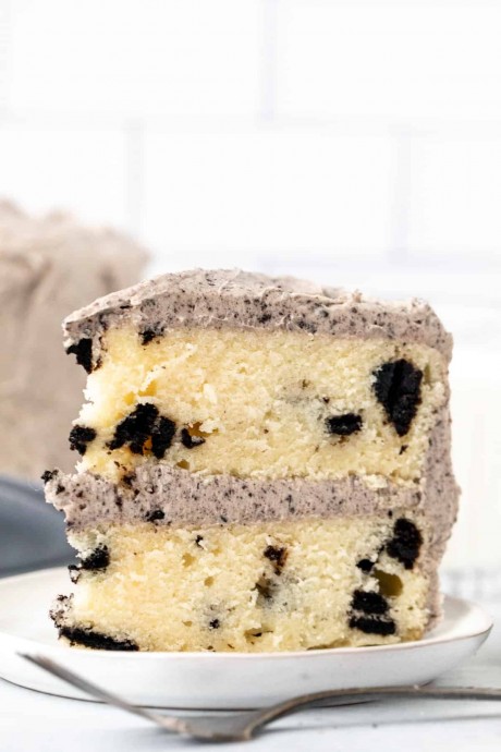 Oreo Cake with Cookies and Cream Frosting