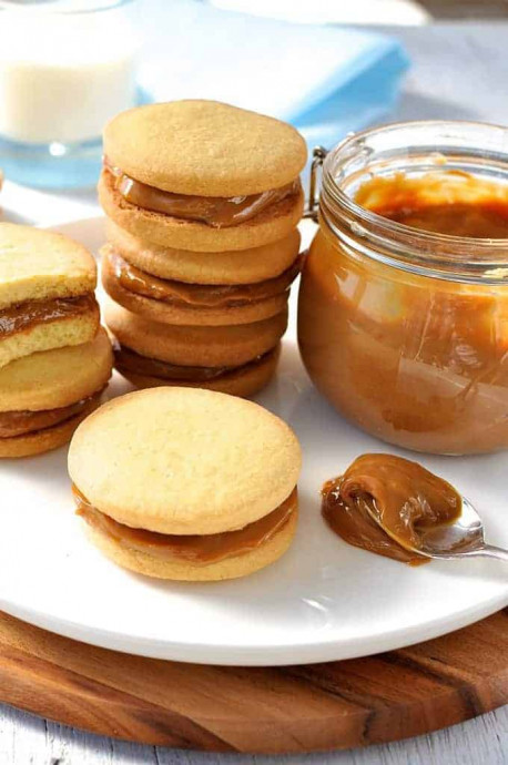 Shortbread Cookie Sandwich With Dulce De Leche