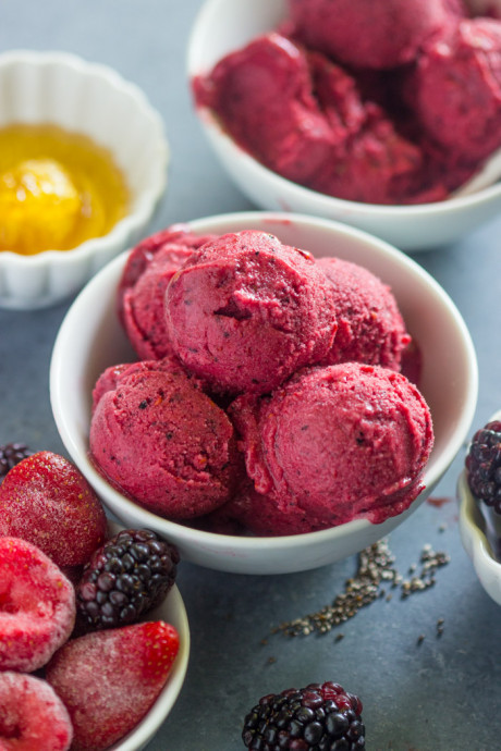 Healthy 5 Minute Berry Frozen Yogurt