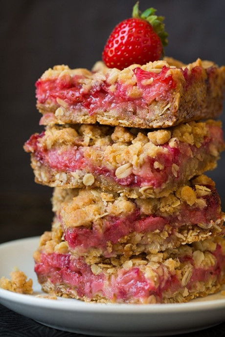 Strawberry Rhubarb Crumb Bars