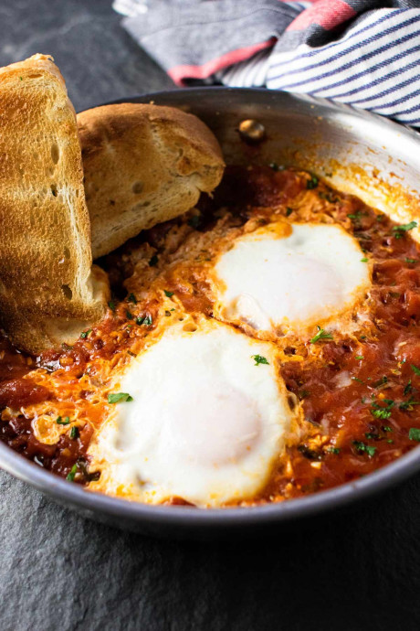 Easy breakfast: Eggs in Purgatory