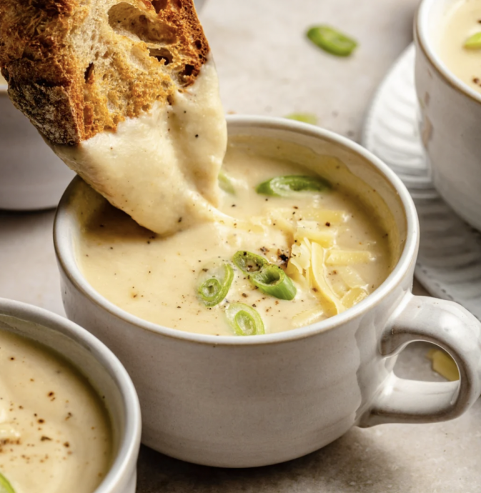 Roasted Garlic Cheddar Cauliflower Soup