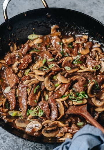 Beef and Mushroom Stir Fry (口蘑炒牛肉) Beef and Mushroom Stir Fry (口蘑炒牛肉)