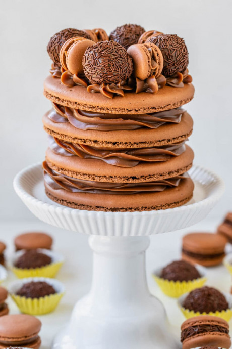 Brigadeiro Macaron Cake