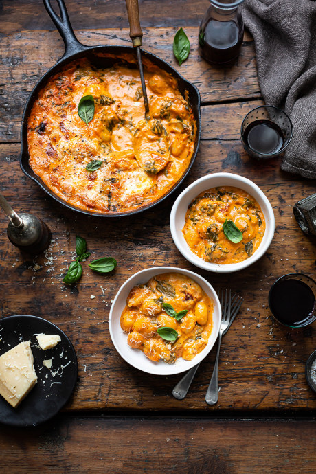 Cheesy baked gnocchi with creamy tomato & spinach