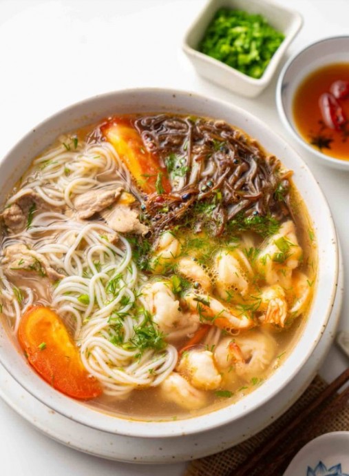 Vietnamese Shrimp Vermicelli Noodle Soup (Bún Tôm)