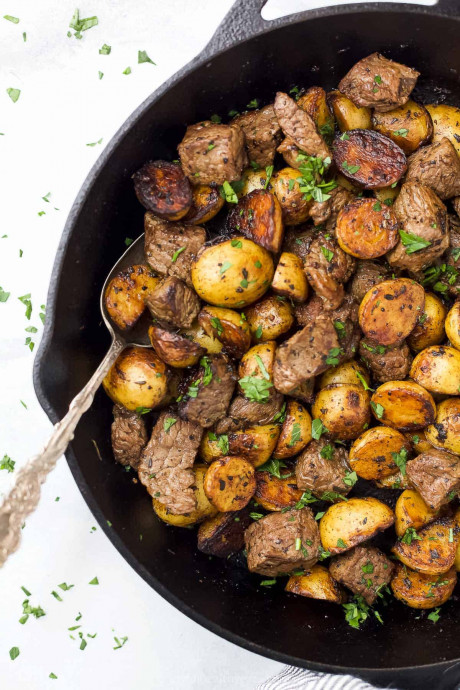 Whole30 Garlic Butter Steak & Potato Skillet