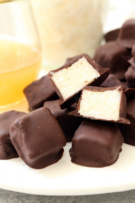 Healthy Dark Chocolate Coconut Bites