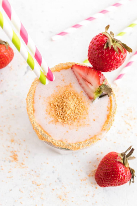 Sweet & Creamy Strawberry Smoothie – Tastes Like Cheesecake