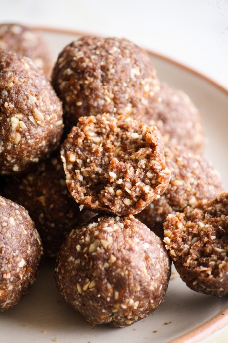 Date and Nut Energy Bites Date and Nut Energy Bites