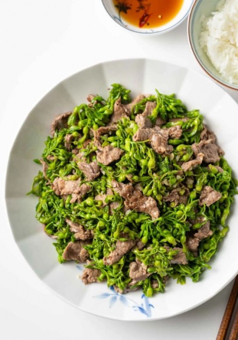 Vietnamese Stir-fried Beef with Tonkin Flowers