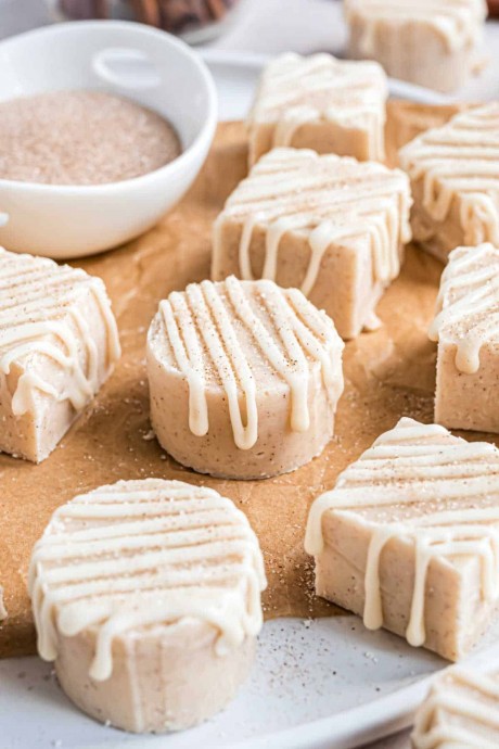 Cinnamon Roll Fudge