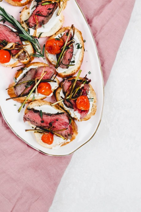 Filet Mignon Steak Crostini with Horseradish Cream