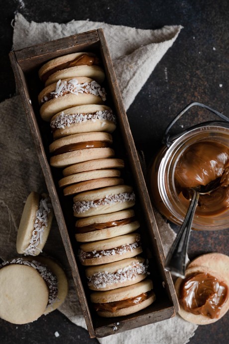 Alfajores (Dulce de Leche Sandwich Cookies)